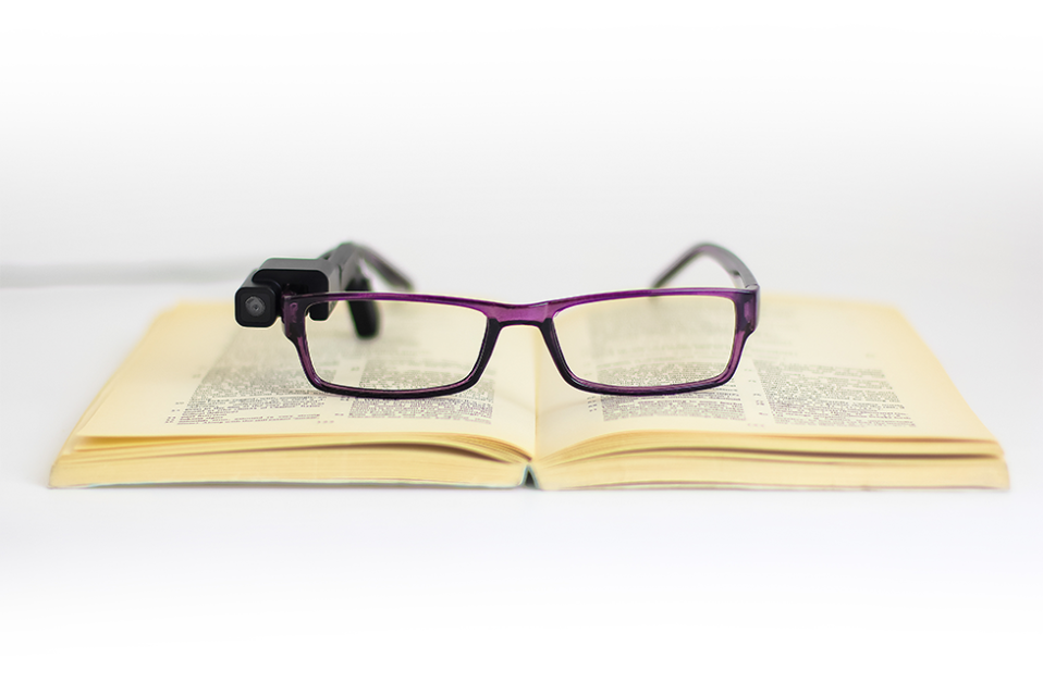 Llega a España Ocram MyEye de Essilor, un dispositivo para ayudar a los pacientes de Baja Visión